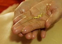 Массажное масло с  золотом 23 карата 100мл./ Для массажа тела и лица